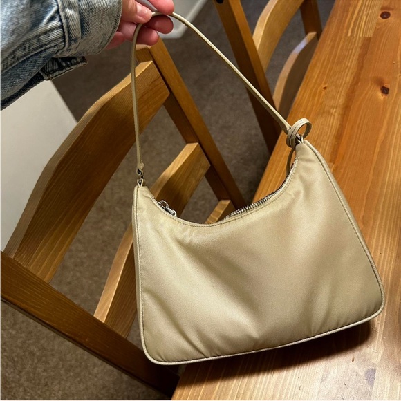 Prada reedition Elegant Cream Shoulder Bag - Picture 2 of 5